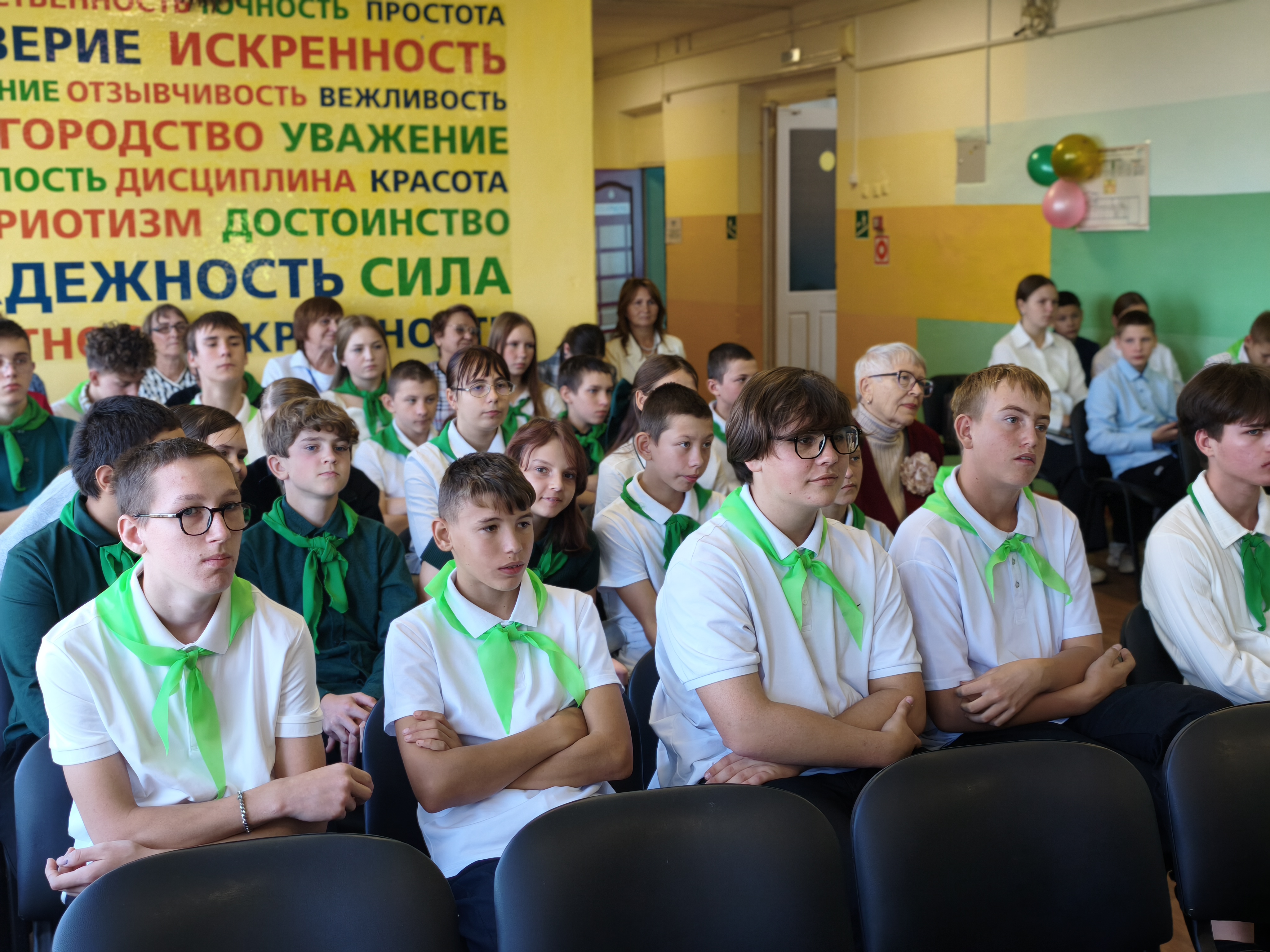 ВНИИ сои открыл малую научно-исследовательскую агролабораторию на базе Сычевской школы. Красную ленточку перерезали директор института Елена Волкова и директор школы Ольга Бахтинова. 